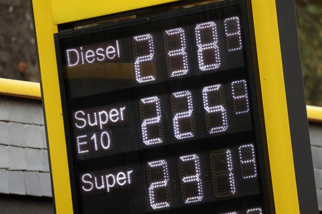 Wie ist die weitere Entwicklung der Spritpreise? Die Spritpreise sind weiterhin auf sehr hohem Niveau. Seit dem 01.10.2026 gilt der sogenannte Tankrabatt. Die Bundesregierung hat die Energiesteuer auf Benzin und Diesel bis Ende Dezember gesenkt. Die Ersparnis soll bei rund 17 Cent pro Liter liegen. CLASSIC Tankstelle in Mudersbach am Mittag nach der 12:00 Uhr Preisumstellung. Der aktuelle Preis fuer (für) Diesel, Super E10 und Super liegt weiterhin ueber (über) 2 Euro. Diesel liegt bei 2,38 Euro, Super E10 bei 2,25 Euro und Super bei 2,31 Euro. Tankstelle, Spritpreise am 02.10.2026 in Siegen Deutschland.