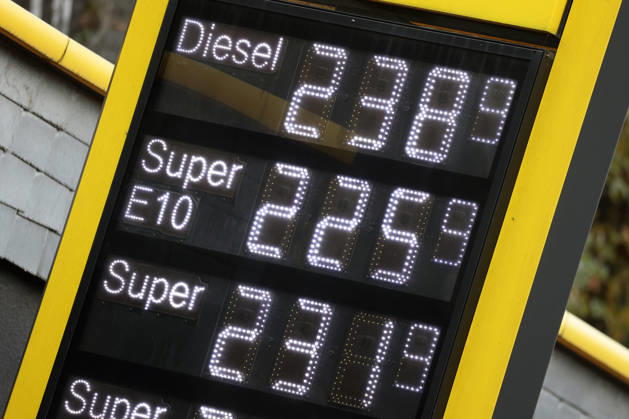 Wie ist die weitere Entwicklung der Spritpreise? Die Spritpreise sind weiterhin auf sehr hohem Niveau. Seit dem 01.10.2026 gilt der sogenannte Tankrabatt. Die Bundesregierung hat die Energiesteuer auf Benzin und Diesel bis Ende Dezember gesenkt. Die Ersparnis soll bei rund 17 Cent pro Liter liegen. CLASSIC Tankstelle in Mudersbach am Mittag nach der 12:00 Uhr Preisumstellung. Der aktuelle Preis fuer (für) Diesel, Super E10 und Super liegt weiterhin ueber (über) 2 Euro. Diesel liegt bei 2,38 Euro, Super E10 bei 2,25 Euro und Super bei 2,31 Euro. Tankstelle, Spritpreise am 02.10.2026 in Siegen Deutschland.