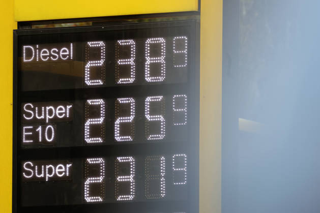 Wie ist die weitere Entwicklung der Spritpreise? Die Spritpreise sind weiterhin auf sehr hohem Niveau. Seit dem 01.10.2026 gilt der sogenannte Tankrabatt. Die Bundesregierung hat die Energiesteuer auf Benzin und Diesel bis Ende Dezember gesenkt. Die Ersparnis soll bei rund 17 Cent pro Liter liegen. CLASSIC Tankstelle in Mudersbach am Mittag nach der 12:00 Uhr Preisumstellung. Der aktuelle Preis fuer (für) Diesel, Super E10 und Super liegt weiterhin ueber (über) 2 Euro. Diesel liegt bei 2,38 Euro, Super E10 bei 2,25 Euro und Super bei 2,31 Euro. Tankstelle, Spritpreise am 02.10.2026 in Siegen Deutschland.