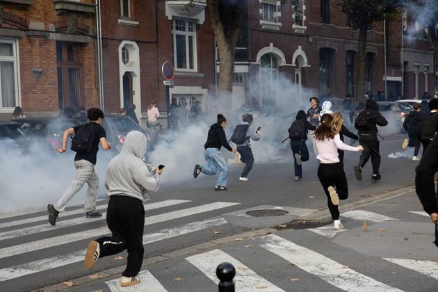 VALENCIENNES HIGH SCHOOL STUDENT PROTEST FRIDAY MORNING PHOTOPQR VOIX DU NORD PIERRE ROUANET 10 02 2026 VALENCIENNES, October 2, 2026 Third day of high school student protests in the Valenciennes area; this Friday morning, high schools were blocked, anger among high school students. The students gathered in downtown Valenciennes, between the École de l’Escaut and the École du Hainaut. There were scuffles, some slogans and signs, a few bottles and stones thrown, and acts of vandalism, along with police charges and clashes near the Vauban Polyclinic. PHOTO: PIERRE ROUANET, LA VOIX DU NORD. France: Fires have broken out at several schools in France as students protest by blocking educational institutions nationwide over school funding and lea  Copyright: xPHOTOPQR VOIXxDUxNORD MAXPPPxPIERRExROUANETx 20261002VDN1151 20261002VDN1151