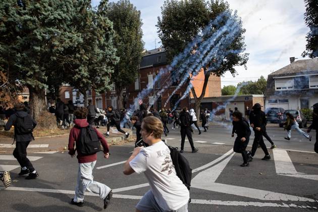 VALENCIENNES HIGH SCHOOL STUDENT PROTEST FRIDAY MORNING PHOTOPQR VOIX DU NORD PIERRE ROUANET 10 02 2026 VALENCIENNES, October 2, 2026 Third day of high school student protests in the Valenciennes area; this Friday morning, high schools were blocked, anger among high school students. The students gathered in downtown Valenciennes, between the École de l’Escaut and the École du Hainaut. There were scuffles, some slogans and signs, a few bottles and stones thrown, and acts of vandalism, along with police charges and clashes near the Vauban Polyclinic. PHOTO: PIERRE ROUANET, LA VOIX DU NORD. France: Fires have broken out at several schools in France as students protest by blocking educational institutions nationwide over school funding and lea  Copyright: xPHOTOPQR VOIXxDUxNORD MAXPPPxPIERRExROUANETx 20261002VDN1161 20261002VDN1161