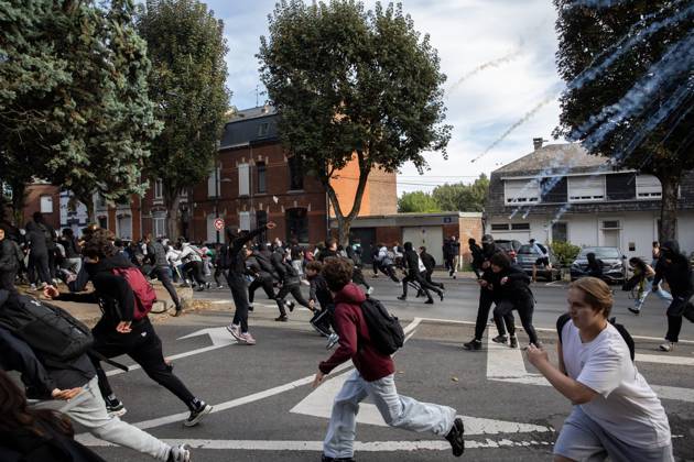 News Bilder des Tages VALENCIENNES HIGH SCHOOL STUDENT PROTEST FRIDAY MORNING PHOTOPQR VOIX DU NORD PIERRE ROUANET 10 02 2026 VALENCIENNES, October 2, 2026 Third day of high school student protests in the Valenciennes area; this Friday morning, high schools were blocked, anger among high school students. The students gathered in downtown Valenciennes, between the École de l’Escaut and the École du Hainaut. There were scuffles, some slogans and signs, a few bottles and stones thrown, and acts of vandalism, along with police charges and clashes near the Vauban Polyclinic. PHOTO: PIERRE ROUANET, LA VOIX DU NORD. France: Fires have broken out at several schools in France as students protest by blocking educational institutions nationwide over school funding and lea  Copyright: xPHOTOPQR VOIXxDUxNORD MAXPPPxPIERRExROUANETx 20261002VDN1162 20261002VDN1162