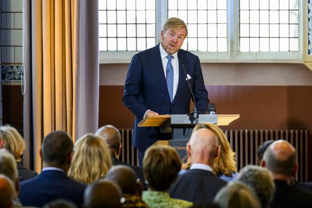 Leiden, The Netherlands, 2026-10-02 12:00:27 LEIDEN, 02-10-2026, Leiden University. King Willem Alexander receives the results of the independent research into the role of the House of Orange-Nassau in the colonial history of the Netherlands in the Academy Building of Leiden University. Principal investigator Prof. Dr. Gert Oostindie presents the King with the five books on which approximately sixty researchers have worked over the past few years, including the comprehensive popular book *Oranje en de KoloniÃ«n, 1600-2025. De kolonie geschiedenis van het Huis Oranje-Nassau*. PHOTO: NLBeeld Patrick van Emst Credit: NL Beeld Patrick van Emst  Copyright: xx x