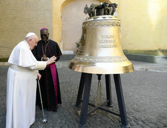 ITALY - PRIVATE AUDIENCE - VATICAN-2023 03 23 Italy, Rome, Vatican, 2023 03 23 Pope Francis, accompanied by Bishop Alick Banda, blessed the bell Voice of the Unborn before the weekly general audience at the Vatican . EDITORIAL USE ONLY - NO BOOKS Copyright: xVATICANxMEDIA xCatholicxPressxPhotox