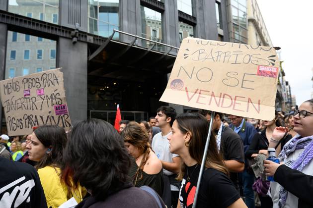Tenants protest during housing decree vote MADRID, SPAIN, OCTOBER 2, 2026: Members and supporters of the Sindicato de Inquilinas e Inquilinos de Madrid take part in a demonstration outside the Congress of Deputies as lawmakers debate and vote on two government housing decrees aimed at strengthening tenant protections and increasing affordable housing supply. Madrid Spain Copyright: x xTomasxCallex xJNAxPressx