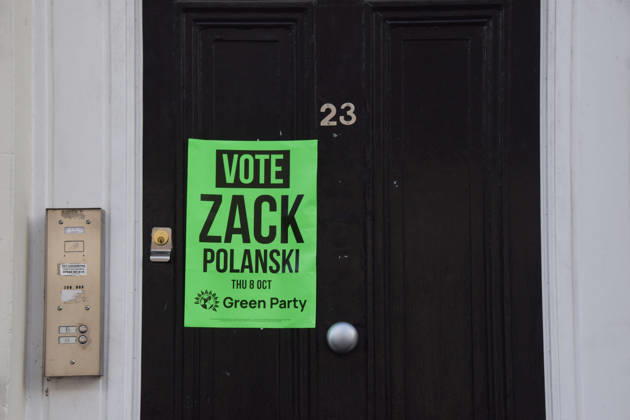 October 2, 2026, London, England, United Kingdom: A sign in support of Zack Polanski is displayed outside a house in Bloomsbury. Green Party leader Zack Polanski is the party s candidate in the upcoming Holborn and St Pancras by-election. London United Kingdom  - ZUMAv130 20261002_zip_v130_001 Copyright: xVukxValcicx