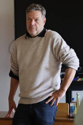 Robert Habeck stellt sich den Fragen der künftigen ErzieherInnen an der Gesamtschule Bleibergquelle ** NUR FÜR REDAKTIONELLE ZWECKE ** EDITORIAL USE ONLY **<p>Robert Habeck stellt sich den Fragen der künftigen Erzieher am 02. Oktober 2026 in der Christlichen Gesamtschule Bleibergquelle in Velbert. Deutschland Nordrhein-Westfalen Velbert Copyright: ChristofxKöpsel