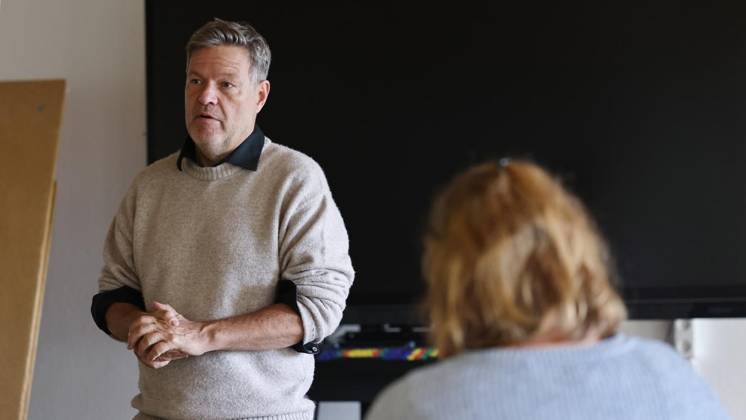 Robert Habeck stellt sich den Fragen der künftigen ErzieherInnen an der Gesamtschule Bleibergquelle ** NUR FÜR REDAKTIONELLE ZWECKE ** EDITORIAL USE ONLY **<p>Robert Habeck stellt sich den Fragen der künftigen Erzieher am 02. Oktober 2026 in der Christlichen Gesamtschule Bleibergquelle in Velbert. Deutschland Nordrhein-Westfalen Velbert Copyright: ChristofxKöpsel