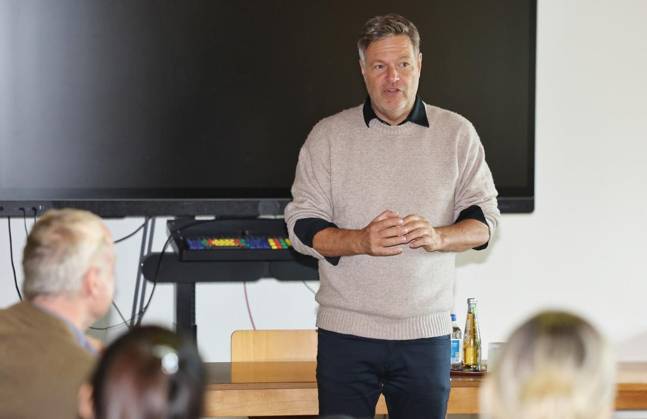Robert Habeck stellt sich den Fragen der künftigen ErzieherInnen an der Gesamtschule Bleibergquelle ** NUR FÜR REDAKTIONELLE ZWECKE ** EDITORIAL USE ONLY **<p>Robert Habeck stellt sich den Fragen der künftigen Erzieher am 02. Oktober 2026 in der Christlichen Gesamtschule Bleibergquelle in Velbert. Deutschland Nordrhein-Westfalen Velbert Copyright: ChristofxKöpsel