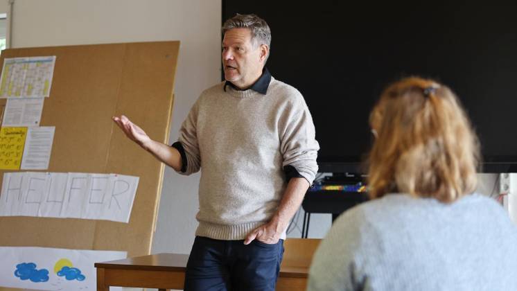 Robert Habeck stellt sich den Fragen der künftigen ErzieherInnen an der Gesamtschule Bleibergquelle ** NUR FÜR REDAKTIONELLE ZWECKE ** EDITORIAL USE ONLY **<p>Robert Habeck stellt sich den Fragen der künftigen Erzieher am 02. Oktober 2026 in der Christlichen Gesamtschule Bleibergquelle in Velbert. Deutschland Nordrhein-Westfalen Velbert Copyright: ChristofxKöpsel