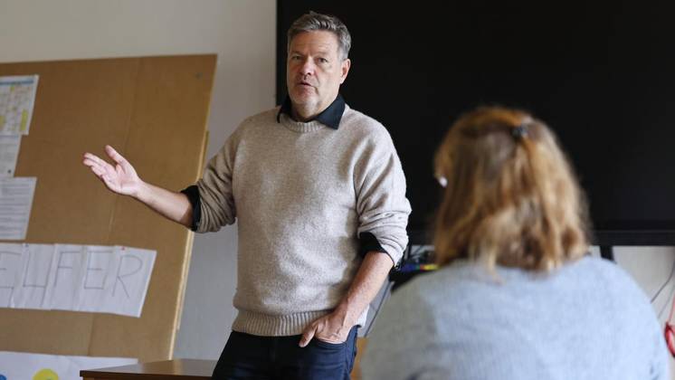 Robert Habeck stellt sich den Fragen der künftigen ErzieherInnen an der Gesamtschule Bleibergquelle ** NUR FÜR REDAKTIONELLE ZWECKE ** EDITORIAL USE ONLY **<p>Robert Habeck stellt sich den Fragen der künftigen Erzieher am 02. Oktober 2026 in der Christlichen Gesamtschule Bleibergquelle in Velbert. Deutschland Nordrhein-Westfalen Velbert Copyright: ChristofxKöpsel