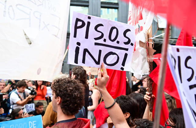 October 2, 2026, Madrid, Madrid, SPAIN: Tenants and housing activists gather outside the Congress of Deputies in Madrid during a demonstration called by the Sindicato de Inquilinas e Inquilinos de Madrid. The protest takes place on the Spanish Parliament votes on two Royal Decree-Laws on housing: one concerning measures to protect the social function of housing and increase affordable housing supply, and another aimed at strengthening the stability of habitual rental contracts. The demonstration was organized to pressure lawmakers during the vote. Junts had announced its opposition to the measures, while PP and Vox were also expected to vote against them. Madrid SPAIN  - ZUMAz108 20261002_znp_z108_067 Copyright: xRichardxZubelzux
