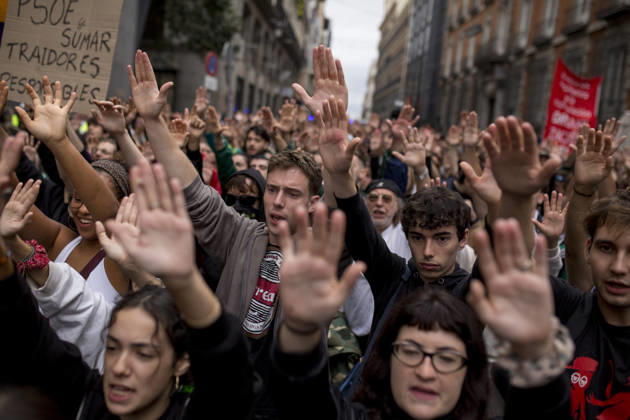 Protest in Madrid over the housing decree in Madrid, Spain - 02 Oct 2026 Protesters raise their hands while shouting during the demonstration. The protest in front of the Congress of Deputies in Madrid, demanding the approval of measures to address the housing and rental crisis in Spain. The demonstration was organized by protesters camping in Puerta del Sol in central Madrid. Madrid Spain Copyright: xLuisxSotox xSOPAxImagesx LSOTODVCD07
