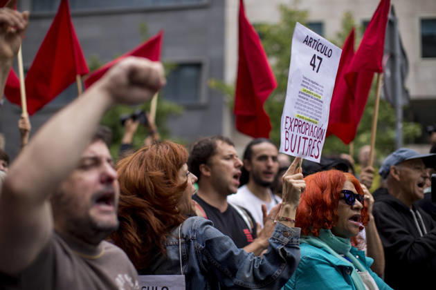 October 2, 2026, Madrid, Spain: Protesters shout, and one holds up a placard during the demonstration. The protest in front of the Congress of Deputies in Madrid, demanding the approval of measures to address the housing and rental crisis in Spain. The demonstration was organized by protesters camping in Puerta del Sol in central Madrid. Madrid Spain - ZUMAs197 20261002_aaa_s197_071 Copyright: xLuisxSotox