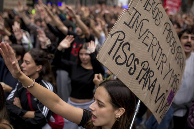 October 2, 2026, Madrid, Spain: A protester raises her hand and shouts while holding a placard during the demonstration. The protest in front of the Congress of Deputies in Madrid, demanding the approval of measures to address the housing and rental crisis in Spain. The demonstration was organized by protesters camping in Puerta del Sol in central Madrid. Madrid Spain - ZUMAs197 20261002_aaa_s197_072 Copyright: xLuisxSotox