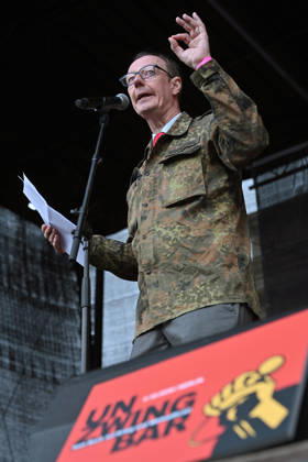 Satiriker und Politiker Martin Sonneborn, Parteivorsitzender der Partei Die PARTEI und Mitglied des Europaeischen Parlaments, spricht am 02.10.2026 vor dem Brandenburger Tor waehrend einer Kundgebung mit dem Motto Unzwingbar - Kein Bock auf Krieg und Wehrpflicht . Zu den Veranstaltern der Demonstration zaehlen unter anderem Attac, die Deutsche Friedensgesellschaft und der Internationale Jugendverband. In einem vorab verbreiteten Aufruf stellten sich die Organisationen etwa gegen eine Wiedereinfuehrung der Wehrpflicht und die Anwerbung Jugendlicher unter 18 Jahren fuer die Bundeswehr. Das Buendnis forderte zudem mehr Geld fuer Bildung, Gesundheit und Soziales statt fuer Krieg. Angekuendigt waren Redebeitraege unter anderem von Gewerkschaf Copyright: epd-bild ChristianxDitsch epd-Demo_Wehrpflicht10-kopieren