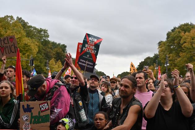 Menschen protestieren am 02.10.2026 vor dem Brandenburger Tor unter dem Motto Unzwingbar - Kein Bock auf Krieg und Wehrpflicht . Zu den Veranstaltern der Demonstration zaehlen unter anderem Attac, die Deutsche Friedensgesellschaft und der Internationale Jugendverband. In einem vorab verbreiteten Aufruf stellten sich die Organisationen etwa gegen eine Wiedereinfuehrung der Wehrpflicht und die Anwerbung Jugendlicher unter 18 Jahren fuer die Bundeswehr. Das Buendnis forderte zudem mehr Geld fuer Bildung, Gesundheit und Soziales statt fuer Krieg. Angekuendigt waren Redebeitraege unter anderem von Gewerkschaftern, Schueler- und Studentengruppen und der Schulstreikbewegung. Daneben sollte es Auftritte mehrerer Bands und Musiker geben. (Siehe epd Copyright: epd-bild ChristianxDitsch epd-Demo_Wehrpflicht7-kopieren