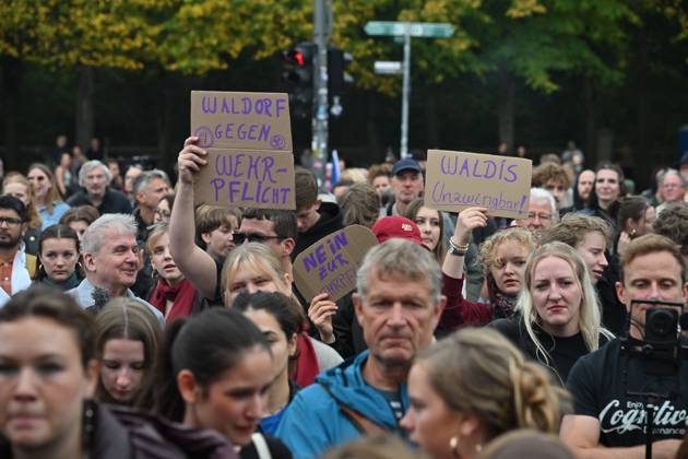 Menschen protestieren am 02.10.2026 vor dem Brandenburger Tor unter dem Motto Unzwingbar - Kein Bock auf Krieg und Wehrpflicht . Zu den Veranstaltern der Demonstration zaehlen unter anderem Attac, die Deutsche Friedensgesellschaft und der Internationale Jugendverband. In einem vorab verbreiteten Aufruf stellten sich die Organisationen etwa gegen eine Wiedereinfuehrung der Wehrpflicht und die Anwerbung Jugendlicher unter 18 Jahren fuer die Bundeswehr. Das Buendnis forderte zudem mehr Geld fuer Bildung, Gesundheit und Soziales statt fuer Krieg. Angekuendigt waren Redebeitraege unter anderem von Gewerkschaftern, Schueler- und Studentengruppen und der Schulstreikbewegung. Daneben sollte es Auftritte mehrerer Bands und Musiker geben. (Siehe epd Copyright: epd-bild ChristianxDitsch epd-Demo_Wehrpflicht8-kopieren