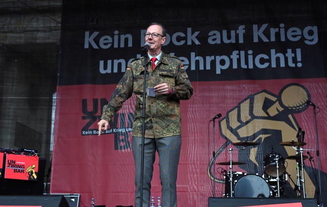 News Bilder des Tages Satiriker und Politiker Martin Sonneborn, Parteivorsitzender der Partei Die PARTEI und Mitglied des Europaeischen Parlaments, spricht am 02.10.2026 vor dem Brandenburger Tor waehrend einer Kundgebung mit dem Motto Unzwingbar - Kein Bock auf Krieg und Wehrpflicht . Zu den Veranstaltern der Demonstration zaehlen unter anderem Attac, die Deutsche Friedensgesellschaft und der Internationale Jugendverband. In einem vorab verbreiteten Aufruf stellten sich die Organisationen etwa gegen eine Wiedereinfuehrung der Wehrpflicht und die Anwerbung Jugendlicher unter 18 Jahren fuer die Bundeswehr. Das Buendnis forderte zudem mehr Geld fuer Bildung, Gesundheit und Soziales statt fuer Krieg. Angekuendigt waren Redebeitraege unter anderem von Gewerkschaf Copyright: epd-bild ChristianxDitsch epd-Demo_Wehrpflicht9-kopieren