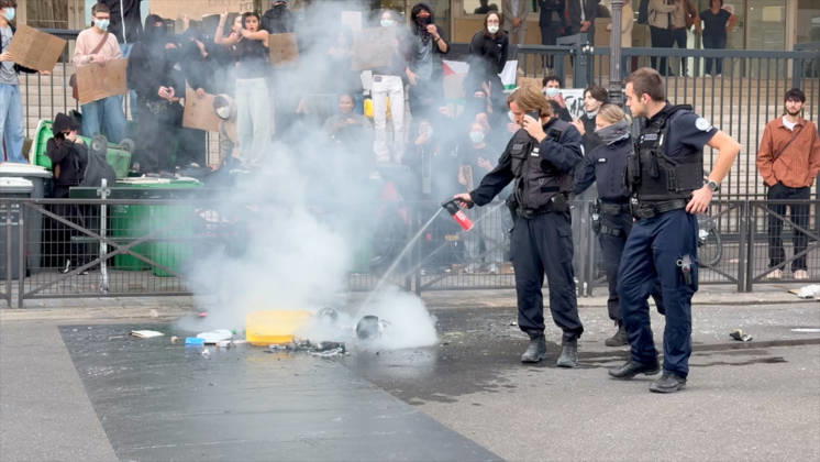 Student Protest - Paris Videograbs - Students are blocking access to the National School of Physical Chemistry and Biology in Paris (ENCPB – Pierre-Gilles-de-Gennes High School) in the 13th arrondissement of Paris during the student protest in Paris, France, on October 2, 2026. Since late September, students have been organizing protests outside their schools to highlight various issues, ranging from class schedules and class sizes to teacher shortages and excessive heat in classrooms during this year’s heat waves. These protests began in Île-de-France, the Paris region, but have now spread to other cities across the country. Photo by CLPRESS ABACAPRESS.COM Paris France  Copyright: xCLPRESS ABACAx