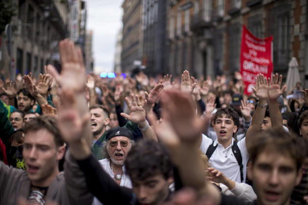 October 2, 2026, Madrid, Spain: Protesters raise their hands while shouting, during the demonstration. The protest in front of the Congress of Deputies in Madrid, demanding the approval of measures to address the housing and rental crisis in Spain. The demonstration was organized by protesters camping in Puerta del Sol in central Madrid. Madrid Spain  - ZUMAs197 20261002_aaa_s197_073 Copyright: xLuisxSotox