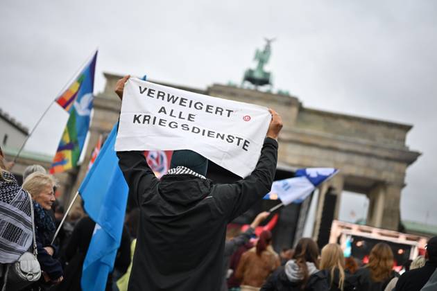 Menschen protestieren am 02.10.2026 vor dem Brandenburger Tor unter dem Motto Unzwingbar - Kein Bock auf Krieg und Wehrpflicht . Zu den Veranstaltern der Demonstration zaehlen unter anderem Attac, die Deutsche Friedensgesellschaft und der Internationale Jugendverband. In einem vorab verbreiteten Aufruf stellten sich die Organisationen etwa gegen eine Wiedereinfuehrung der Wehrpflicht und die Anwerbung Jugendlicher unter 18 Jahren fuer die Bundeswehr. Das Buendnis forderte zudem mehr Geld fuer Bildung, Gesundheit und Soziales statt fuer Krieg. Angekuendigt waren Redebeitraege unter anderem von Gewerkschaftern, Schueler- und Studentengruppen und der Schulstreikbewegung. Daneben sollte es Auftritte mehrerer Bands und Musiker geben. (Siehe epd Copyright: epd-bild ChristianxDitsch 14