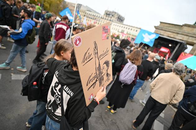 Menschen protestieren am 02.10.2026 vor dem Brandenburger Tor unter dem Motto Unzwingbar - Kein Bock auf Krieg und Wehrpflicht . Zu den Veranstaltern der Demonstration zaehlen unter anderem Attac, die Deutsche Friedensgesellschaft und der Internationale Jugendverband. In einem vorab verbreiteten Aufruf stellten sich die Organisationen etwa gegen eine Wiedereinfuehrung der Wehrpflicht und die Anwerbung Jugendlicher unter 18 Jahren fuer die Bundeswehr. Das Buendnis forderte zudem mehr Geld fuer Bildung, Gesundheit und Soziales statt fuer Krieg. Angekuendigt waren Redebeitraege unter anderem von Gewerkschaftern, Schueler- und Studentengruppen und der Schulstreikbewegung. Daneben sollte es Auftritte mehrerer Bands und Musiker geben. (Siehe epd Copyright: epd-bild ChristianxDitsch 15