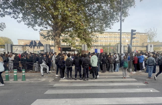 High School Blockades in France - School Buildings Facades Set on Fire Videograbs - students carry out blockading actions in Paris,France, on October 2, 2026. Since late September, students have staged protests outside schools over grievances ranging from timetables, class sizes and a shortage of teachers to overheated classrooms during this year s heatwaves. The protests started in the Ile-de-France region around Paris but have now spread to other cities nationwide. Photo by CLPRESS ABACAPRESS.COM France  Copyright: xCLPRESS ABACAx