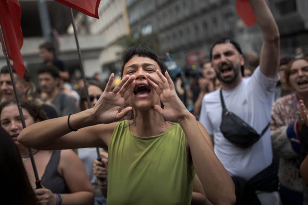 October 2, 2026, Madrid, Spain: MADRID, SPAIN, OCTOBER 2, 2026: Members and supporters of the Sindicato de Inquilinas e Inquilinos de Madrid demonstrate outside the Spanish Congress of Deputies as lawmakers debate and vote on two government housing decrees. Protesters marched from their encampment at Puerta del Sol to demand approval of measures including stronger protections against evictions and changes to rental regulations. Both decrees were rejected by parliament, as housing activists continued their mobilization in Madrid and other Spanish cities. Madrid Spain - ZUMAq101 20261002_zna_q101_126 Copyright: xJairoxVargasxMartoÂ­Nx