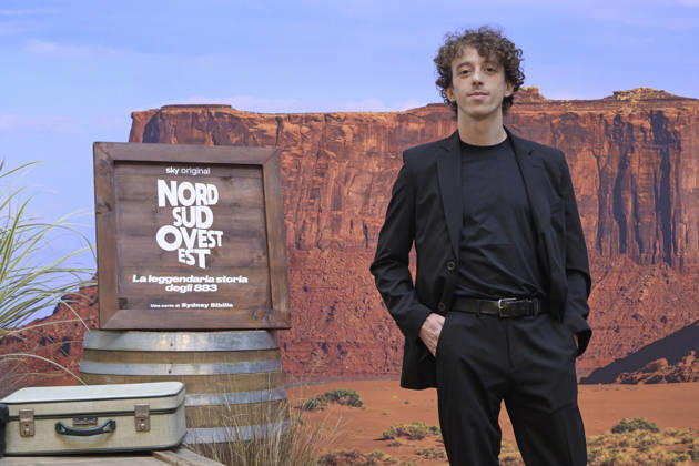 foto Mario Romano IPP Milano 02 10 2026 Photocall della serie Tv: -Nord Sud Ovest Est. La leggendaria storia degli 883- Seconda stagione nella foto Riccardo Armiento Italy Photo Press - World Copyright Photocall della serie Tv: -Nord