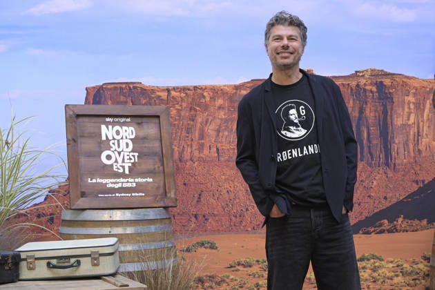 foto Mario Romano IPP Milano 02 10 2026 Photocall della serie Tv: -Nord Sud Ovest Est. La leggendaria storia degli 883- Seconda stagione nella foto Sidney Sibilia Italy Photo Press - World Copyright Photocall della serie Tv: -Nord