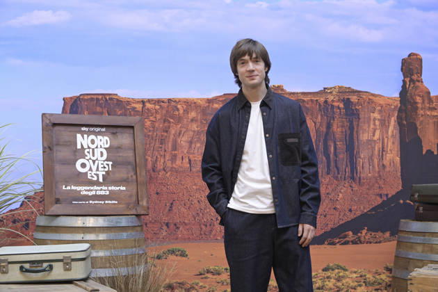 foto Mario Romano IPP Milano 02 10 2026 Photocall della serie Tv: -Nord Sud Ovest Est. La leggendaria storia degli 883- Seconda stagione nella foto Elia Nuzzolo Italy Photo Press - World Copyright Photocall della serie Tv: -Nord