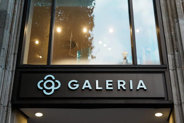 Schild und Logo von Galeria Karstadt Kaufhof, Eingang von Filiale in Hamburg, Deutschland, Kunden, Einkaufsstraße, Kaufhaus, Warenhaus, Insolvenz, Pleite, Shopping, Einkaufen, Fußgängerzone, Bummeln Copyright: xThiemoxRudolphx