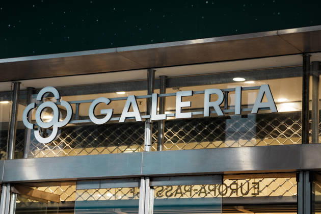 Schild und Logo von Galeria Karstadt Kaufhof, Eingang von Filiale in Hamburg, Deutschland, Einkaufsstraße, Kaufhaus, Warenhaus, Insolvenz, Pleite, Shopping, Einkaufen, Fußgängerzone, Bummeln Copyright: xThiemoxRudolphx