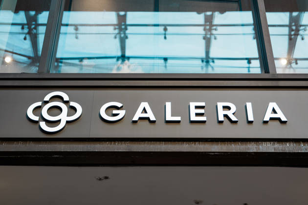 Schild und Logo von Galeria Karstadt Kaufhof, Eingang von Filiale in Hamburg, Deutschland, Einkaufsstraße, Kaufhaus, Warenhaus, Insolvenz, Pleite, Shopping, Einkaufen, Fußgängerzone, Bummeln Copyright: xThiemoxRudolphx
