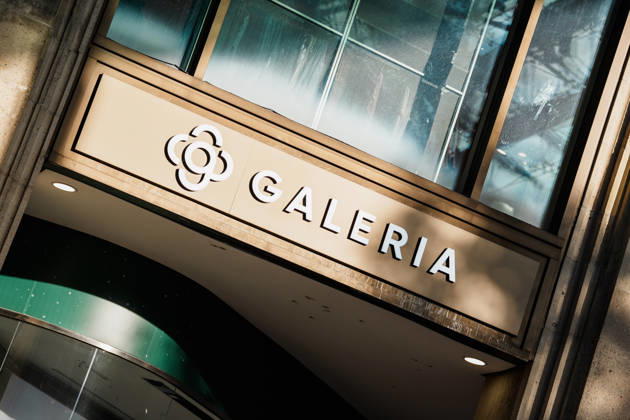 Schild und Logo von Galeria Karstadt Kaufhof, Filiale in Hamburg, Deutschland, Einkaufsstraße, Kaufhaus, Warenhaus, Insolvenz, Pleite, Shopping, Einkaufen, Fußgängerzone, Bummeln Copyright: xThiemoxRudolphx