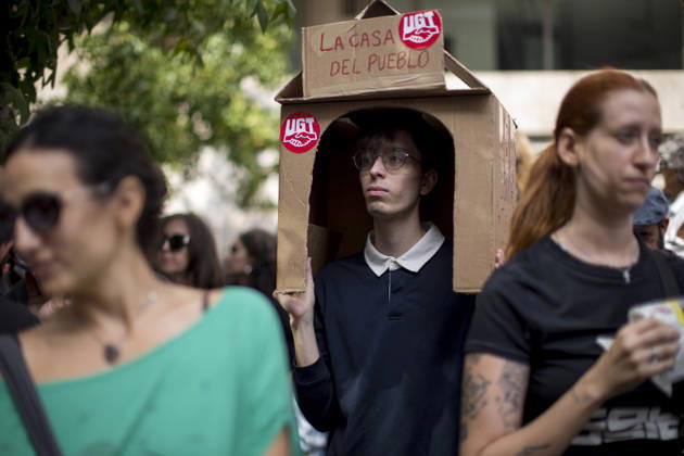 October 2, 2026, Madrid, Madrid, Spain: A protester wears a box that says the people s house, as demonstrators have gathered outside the Congress of Deputies in Madrid, demanding the approval of measures to address the housing and rental crisis in Spain. The demonstration was organized by protesters who are camping out in Puerta del Sol in central Madrid. Madrid Spain - ZUMAs296 20261002_znp_s296_008 Copyright: xLuisxSotox