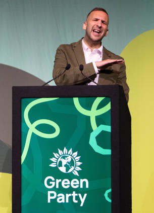 October 2, 2026, Brighton, United Kingdom: Green Party leader Zack Polanski addresses delegates on the main stage at the Brighton Centre during the party s annual conference. Green Party deputy leader Zack Polanski addressed delegates on the main stage at the Brighton Centre during the party s annual conference in Brighton, East Sussex. Mr Polanski was introduced to the stage by Hannah Spencer, following an opening address by Sian Berry, with party members including Rachel Millward watching from the audience. Brighton United Kingdom  - ZUMAs197 20261002_aaa_s197_233 Copyright: xGaryxRobertsx