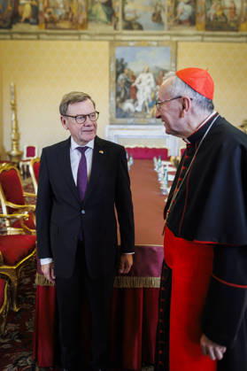 (L-R) Johann Wadephul (CDU), Bundesaussenminister aufgenommen im Rahmen eines Gespraeches mit Seiner Eminenz dem Staatssekretaer Seiner Heiligkeit; Kardinal Pietro Parolin, Rom, 02.10.2026. Fotografiert im Auftrag des Auswaertigen Amtes. Ljubljana Slowenien Copyright: xAmreixSchulzx