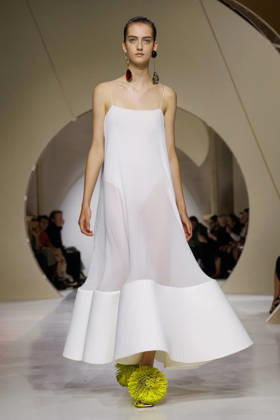 Entertainment Bilder des Tages #2 (261003) -- PARIS, Oct. 3, 2026 -- A model presents a creation from the Womenswear Spring Summer 2027 collections by Givenchy during the Paris Fashion Week in Paris, France, Oct. 2, 2026. ( Handout via Xinhua) FRANCE-PARIS-FASHION WEEK-GIVENCHY MeetEurope 