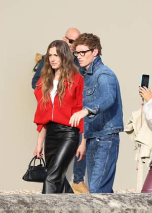 Eddie Redmayne and Hannah Bagshawe at the Givenchy Spring Summer 2026 Women’s Ready-to-Wear Collection fashion show during Paris Fashion Week (PFW) on October 2, 2026. Denis Guignebourg, Bestimage. Celebrities at Givenchy’s Spring Summer 2026 Women’s Ready-to-Wear Collection fashion show at Paris Fashion Week (PFW) on October 2, 2026, Paris, France Copyright: xDenisxGuignebourgx xBestimagexDenisxGuignebourgx xBestimagex