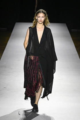 Yohji Yamamoto Women s Ready-to-Wear Spring Summer 2027 Collection Fashion Show during Paris Fashion Week, on October 2, 2026 Bestimage Yohji Yamamoto Fashion Show Women s Ready-to-Wear Spring Summer 2027 Collection during Paris Fashion Week, on October 2, 2026, in Paris, France Paris France  Copyright: xAgencex xBestimagexAgencex xBestimagex