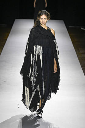 Yohji Yamamoto Women s Ready-to-Wear Spring Summer 2027 Collection Fashion Show during Paris Fashion Week, on October 2, 2026 Bestimage Yohji Yamamoto Fashion Show Women s Ready-to-Wear Spring Summer 2027 Collection during Paris Fashion Week, on October 2, 2026, in Paris, France Paris France  Copyright: xAgencex xBestimagexAgencex xBestimagex