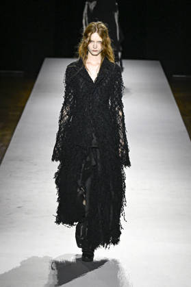 Yohji Yamamoto Women s Ready-to-Wear Spring Summer 2027 Collection Fashion Show during Paris Fashion Week, on October 2, 2026 Bestimage Yohji Yamamoto Fashion Show Women s Ready-to-Wear Spring Summer 2027 Collection during Paris Fashion Week, on October 2, 2026, in Paris, France Paris France  Copyright: xAgencex xBestimagexAgencex xBestimagex