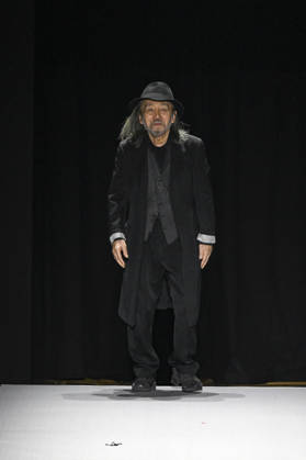 Fashion designer Yohji Yamamoto s Yohji Yamamoto Women s Ready-to-Wear Spring Summer 2027 Collection fashion show during Paris Fashion Week, October 2, 2026 Bestimage Fashion Designer Yohji Yamamoto Yohji Yamamoto Women’s Ready-to-Wear Spring Summer 2027 Collection Fashion Show during Paris Fashion Week, on October 2, 2026, in Paris, France Paris France  Copyright: xAgencex xBestimagexAgencex xBestimagex