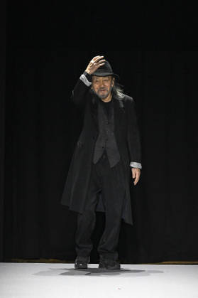 Fashion designer Yohji Yamamoto s Yohji Yamamoto Women s Ready-to-Wear Spring Summer 2027 Collection fashion show during Paris Fashion Week, October 2, 2026 Bestimage Fashion Designer Yohji Yamamoto Yohji Yamamoto Women’s Ready-to-Wear Spring Summer 2027 Collection Fashion Show during Paris Fashion Week, on October 2, 2026, in Paris, France Paris France  Copyright: xAgencex xBestimagexAgencex xBestimagex