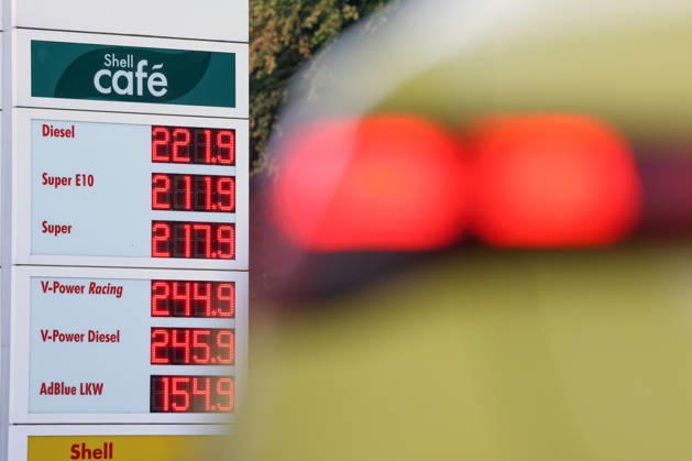 Wie ist die weitere Entwicklung der Spritpreise? Die Spritpreise sind weiterhin auf sehr hohem Niveau. Seit dem 01.10.2026 gilt der sogenannte Tankrabatt. Die Bundesregierung hat die Energiesteuer auf Benzin und Diesel bis Ende Dezember gesenkt. Die Ersparnis soll bei rund 17 Cent pro Liter liegen. SHELL Tankstelle in Siegen am Morgen. Der aktuelle Preis fuer (für) Diesel, Super E10 und Super liegt weiterhin ueber (über) 2 Euro. Diesel liegt bei 2,21 Euro, Super E10 bei 2,11 Euro und Super bei 2,17 Euro. Tankstelle, Spritpreise am 03.10.2026 in Siegen Deutschland.