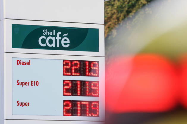 Wie ist die weitere Entwicklung der Spritpreise? Die Spritpreise sind weiterhin auf sehr hohem Niveau. Seit dem 01.10.2026 gilt der sogenannte Tankrabatt. Die Bundesregierung hat die Energiesteuer auf Benzin und Diesel bis Ende Dezember gesenkt. Die Ersparnis soll bei rund 17 Cent pro Liter liegen. SHELL Tankstelle in Siegen am Morgen. Der aktuelle Preis fuer (für) Diesel, Super E10 und Super liegt weiterhin ueber (über) 2 Euro. Diesel liegt bei 2,21 Euro, Super E10 bei 2,11 Euro und Super bei 2,17 Euro. Tankstelle, Spritpreise am 03.10.2026 in Siegen Deutschland.