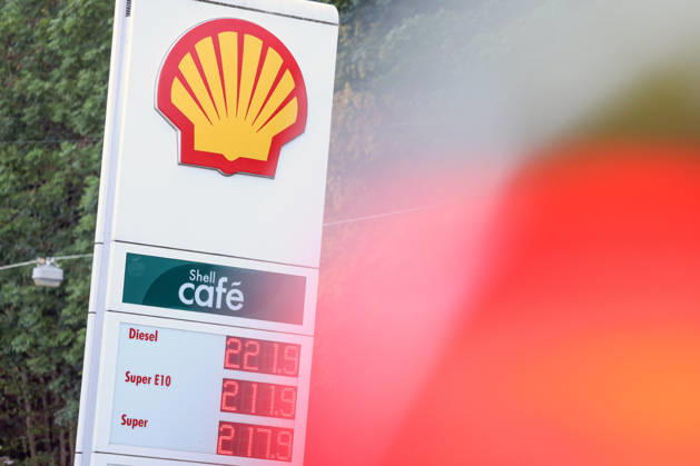 Wie ist die weitere Entwicklung der Spritpreise? Die Spritpreise sind weiterhin auf sehr hohem Niveau. Seit dem 01.10.2026 gilt der sogenannte Tankrabatt. Die Bundesregierung hat die Energiesteuer auf Benzin und Diesel bis Ende Dezember gesenkt. Die Ersparnis soll bei rund 17 Cent pro Liter liegen. SHELL Tankstelle in Siegen am Morgen. Der aktuelle Preis fuer (für) Diesel, Super E10 und Super liegt weiterhin ueber (über) 2 Euro. Diesel liegt bei 2,21 Euro, Super E10 bei 2,11 Euro und Super bei 2,17 Euro. Tankstelle, Spritpreise am 03.10.2026 in Siegen Deutschland.