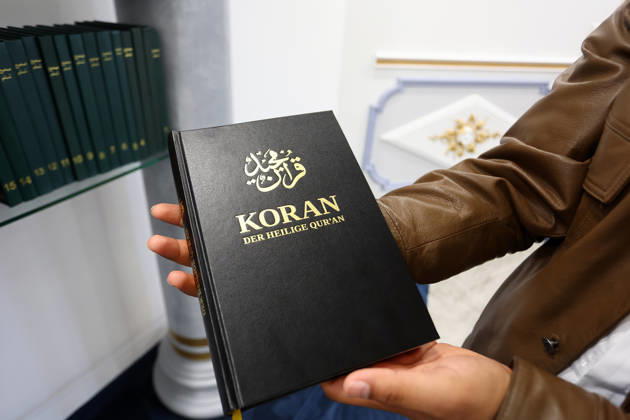 Open Mosque Day in Germany Open Mosque Day in Germany. A member shows the Quran book in the mosque Bait ur Rehman Moschee in Nuremberg, Germany . October 03rd , 2026 Photo by Davide Elias Copyright: xDavidexEliasx